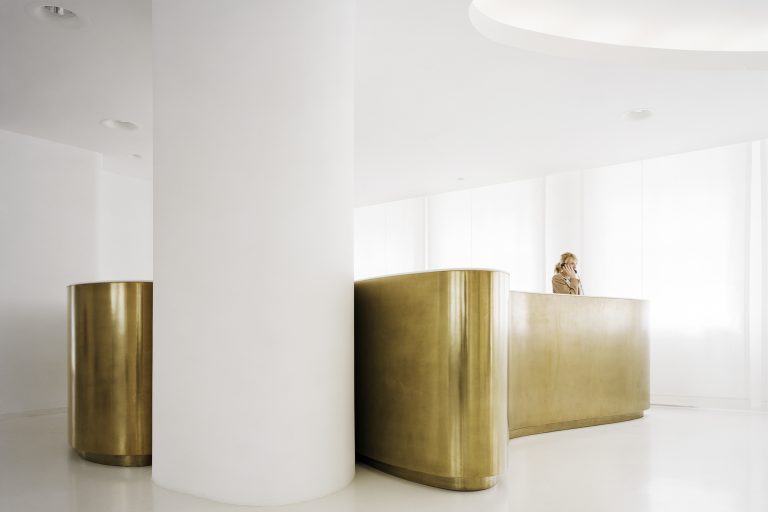 Organisches Design in Gold und Weiß für die Lobby im Ellington Hotel Berlin prägt die helle, einladene Atmosphäre.